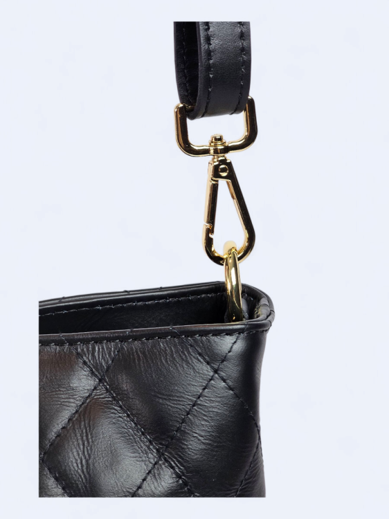 Klasyczna czarna pikowana torebka