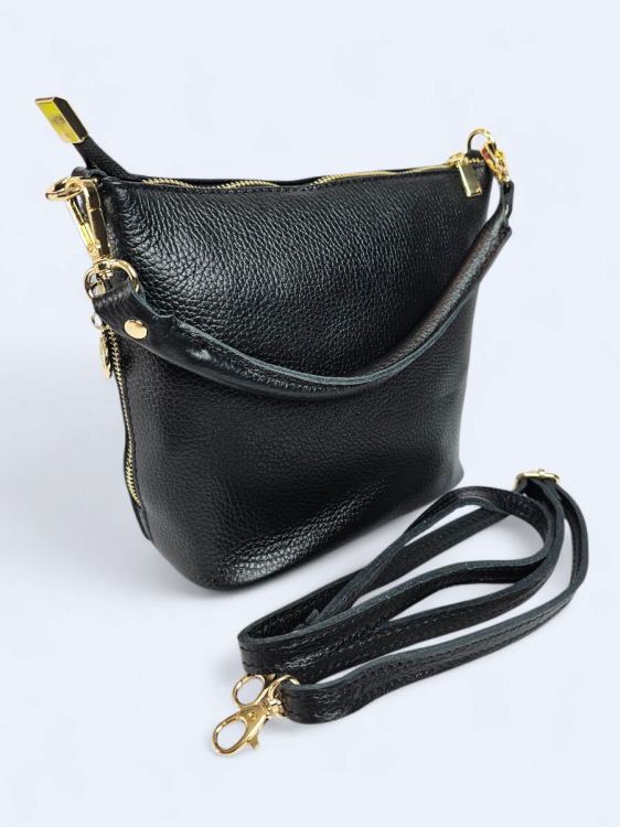 Czarna torebka listonoszka