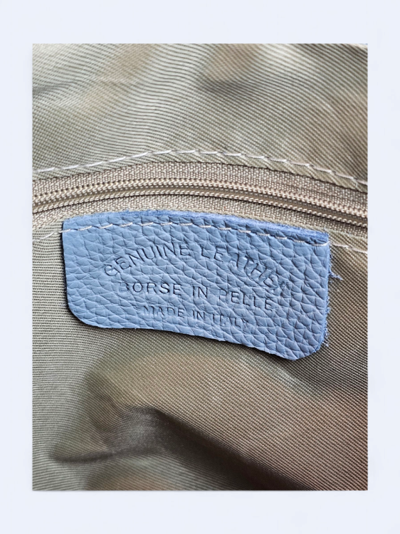 Niebieska torebka listonoszka