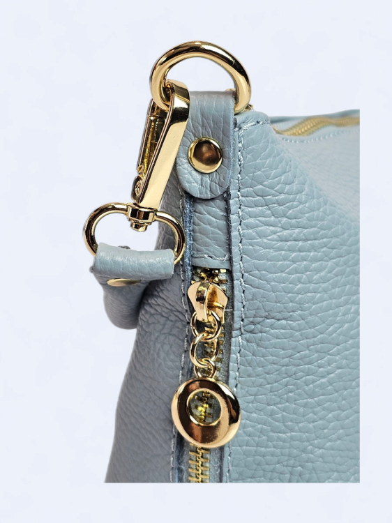 Niebieska torebka listonoszka